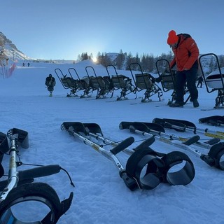 Nel silenzio della montagna si preparano le attrezzature per lo sci da seduti