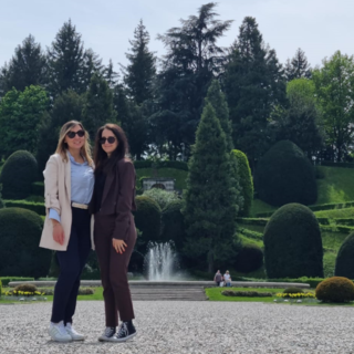 Da sinistra, Valentia Sardi e Charlotte Trombiero ai Giardini Estensi