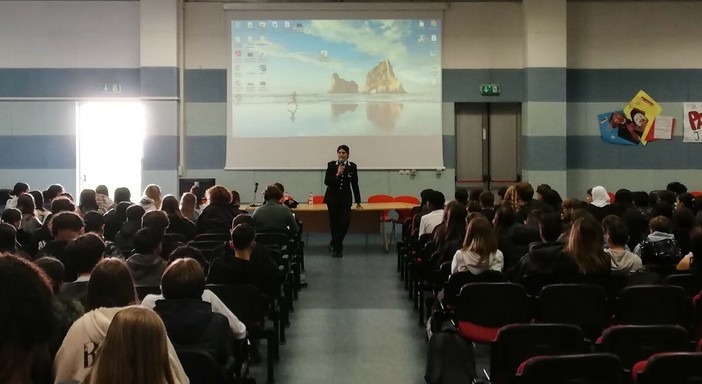 Una lezione di legalità con i carabinieri per 450 studenti di Saronno Una lezione di legalità con i carabinieri per 450 studenti di Saronno