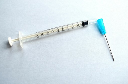 Caso AstraZeneca, sospese le vaccinazioni in programma a Lonate Pozzolo e Saronno