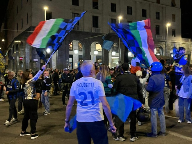 "21 scudetti" sulla maglia bianca di un tifoso nerazzurro nella festa di piazza Monte Grappa