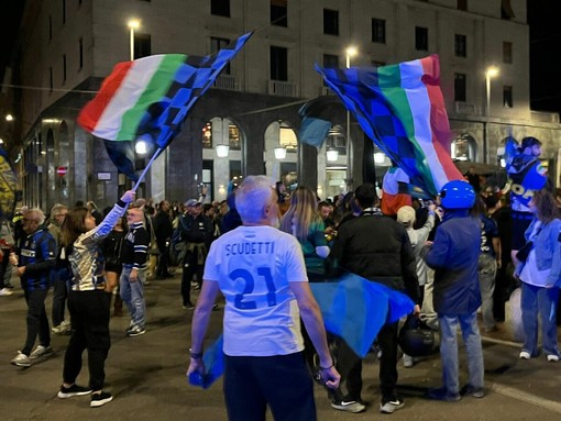 "21 scudetti" sulla maglia bianca di un tifoso nerazzurro nella festa di piazza Monte Grappa
