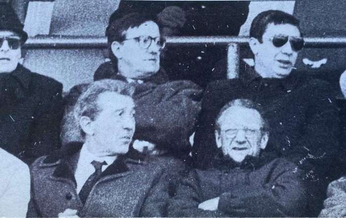 Febbraio 1988: Varese Calcio in fallimento. In tribuna a Masnago il curatore fallimentare Sergio Caramella con il sindaco Sabatini (foto tratta dal libro di Natale Cogliati "Vincere è bello") Febbraio 1988: Varese Calcio in fallimento. In tribuna a Masnago il curatore fallimentare Sergio Caramella con il sindaco Sabatini (foto tratta dal libro di Natale Cogliati "Vincere è bello")