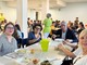Sindaco e assessori a pranzo con bambini e bambine nella nuova mensa della scuola Sacco