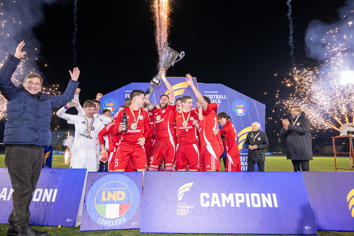 Claudio Milanese felice insieme ai suoi ragazzi della Solbiatese (Foto Alessandro Umberto Galbiati)