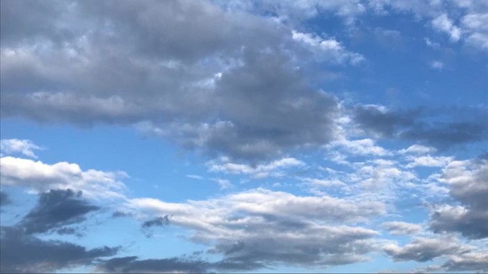 Oggi qualche nuvola, ma fino a venerdì prevalgono sole e clima fresco. Il tempo del weekend Oggi qualche nuvola, ma fino a venerdì prevalgono sole e clima fresco. Il tempo del weekend