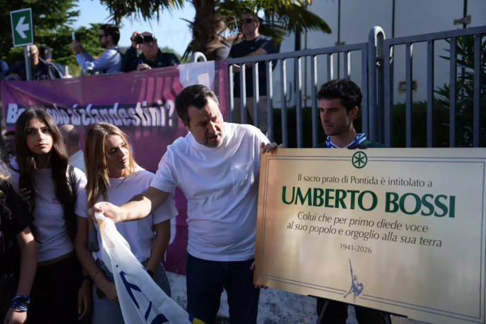 Salvini a Pontida: «Basta divisioni, congresso straordinario a ottobre». E la Lega intitola il pratone a Bossi
