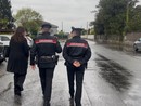 L'avvocato Scalia, legale della famiglia di Teresa, con i carabinieri oggi L'avvocato Scalia, legale della famiglia di Teresa, con i carabinieri oggi