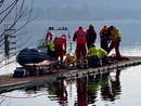 I soccorsi in azione alla Canottieri Varese per soccorrere la persona precipitata nel lago con un aliante