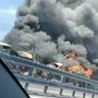 Schianto terribile tra due camion sulla Torino-Piacenza. Prende fuoco una bisarca, morto il conducente [VIDEO]