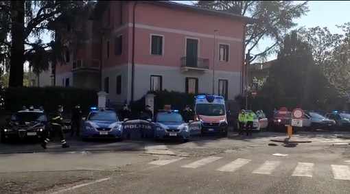 VIDEO. Varese, lo straordinario omaggio a sirene spiegate delle forze dell’ordine fuori dall’ospedale di Circolo