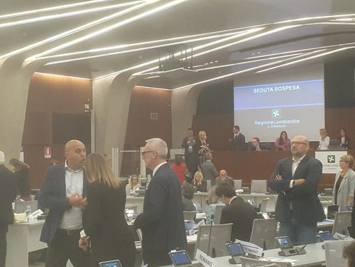 VIDEO. Bagarre al Pirellone sugli scontri a Milano: Consiglio regionale sospeso VIDEO. Bagarre al Pirellone sugli scontri a Milano: Consiglio regionale sospeso