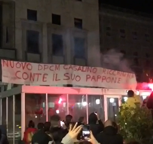 Arcigay Varese: «Striscione omofobo esposto nella totale indifferenza della piazza durante le proteste di Varese»