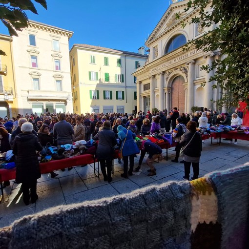 VIDEO e FOTO. Mille sciarpe colorate conquistano il cuore di Varese e fanno del bene