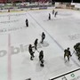 Tutti su Schina dopo il gol al 70'12&quot; che decide l'overtime: si torna a Varese