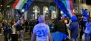 "21 scudetti" sulla maglia bianca di un tifoso nerazzurro nella festa di piazza Monte Grappa