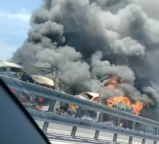 Schianto terribile tra due camion sulla Torino-Piacenza. Prende fuoco una bisarca, morto il conducente [VIDEO]