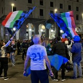 "21 scudetti" sulla maglia bianca di un tifoso nerazzurro nella festa di piazza Monte Grappa