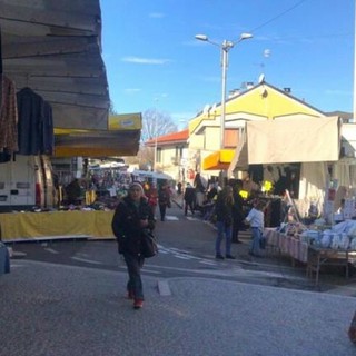 Il mercato settimanale di Sesto Calende (foto d'archivio)
