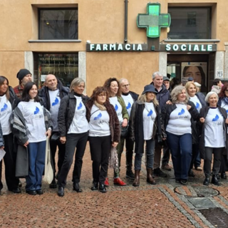 I volontari in piazza per il flash mob