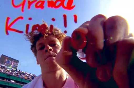 Jannik Sinner scrive sulla telecamera dopo il trionfo a Indian Wells: «Grande Kimi» Jannik Sinner scrive sulla telecamera dopo il trionfo a Indian Wells: «Grande Kimi»