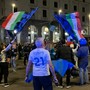 "21 scudetti" sulla maglia bianca di un tifoso nerazzurro nella festa di piazza Monte Grappa
