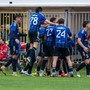Tutti su Torraca dopo la magnifica rovesciata dell'1-1 al Fortunati (Foto Samuele Lucchi - Solbiatese Calcio 1911)