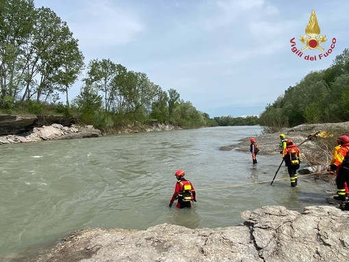 I soccorsi in azione nelle acque del fiume Tanaro