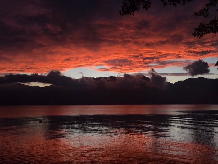 VIDEO. Mille sfumature di rosso. Il tramonto sul lago Maggiore è da opera d'arte