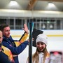 La torcia olimpica torna al palaghiaccio di Varese: in foto è sostenuta dalla pattinatrice varesina Ginevra Negrello La torcia olimpica torna al palaghiaccio di Varese: in foto è sostenuta dalla pattinatrice varesina Ginevra Negrello