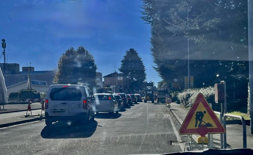 Lavori in corso in viale Aguggiari, chiusa una carreggiata e lunghe code Lavori in corso in viale Aguggiari, chiusa una carreggiata e lunghe code