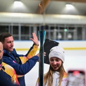 La torcia olimpica torna al palaghiaccio di Varese: in foto è sostenuta dalla pattinatrice varesina Ginevra Negrello