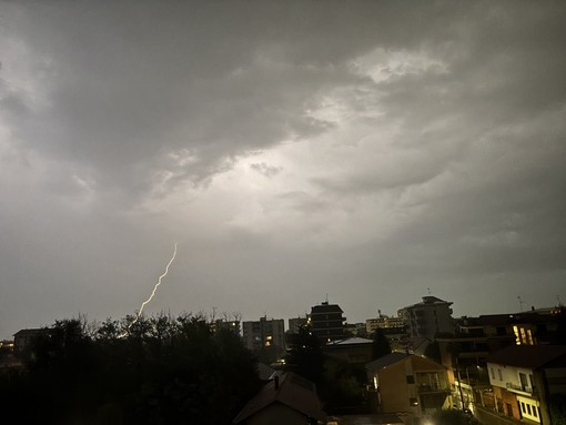 LA FOTO. E temporale sia. Con sollievo per le temperature e un po' di emozione da bambini LA FOTO. E temporale sia. Con sollievo per le temperature e un po' di emozione da bambini