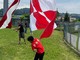 Piccoli e grandi sbandieratori biancorossi ieri sul campo di Saluzzo per sostenere il Varese