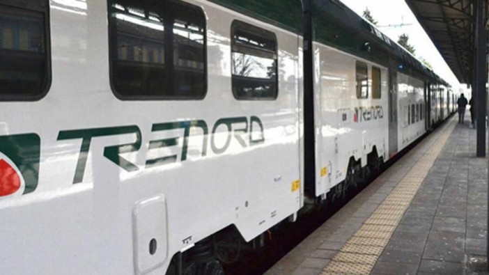 Treni soppressi, la rabbia dei pendolari della Malpensa-Stabio: «Bus sostitutivi insufficienti, disagi e tensioni. E noi paghiamo l'abbonamento...» Treni soppressi, la rabbia dei pendolari della Malpensa-Stabio: «Bus sostitutivi insufficienti, disagi e tensioni. E noi paghiamo l'abbonamento...»