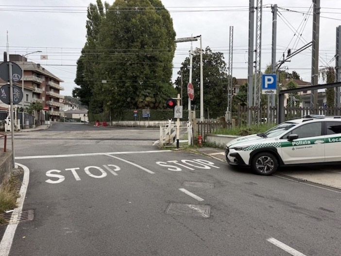 Camioncino abbatte una sbarra del passaggio a livello: treni bloccati nell'alto Varesotto Camioncino abbatte una sbarra del passaggio a livello: treni bloccati nell'alto Varesotto
