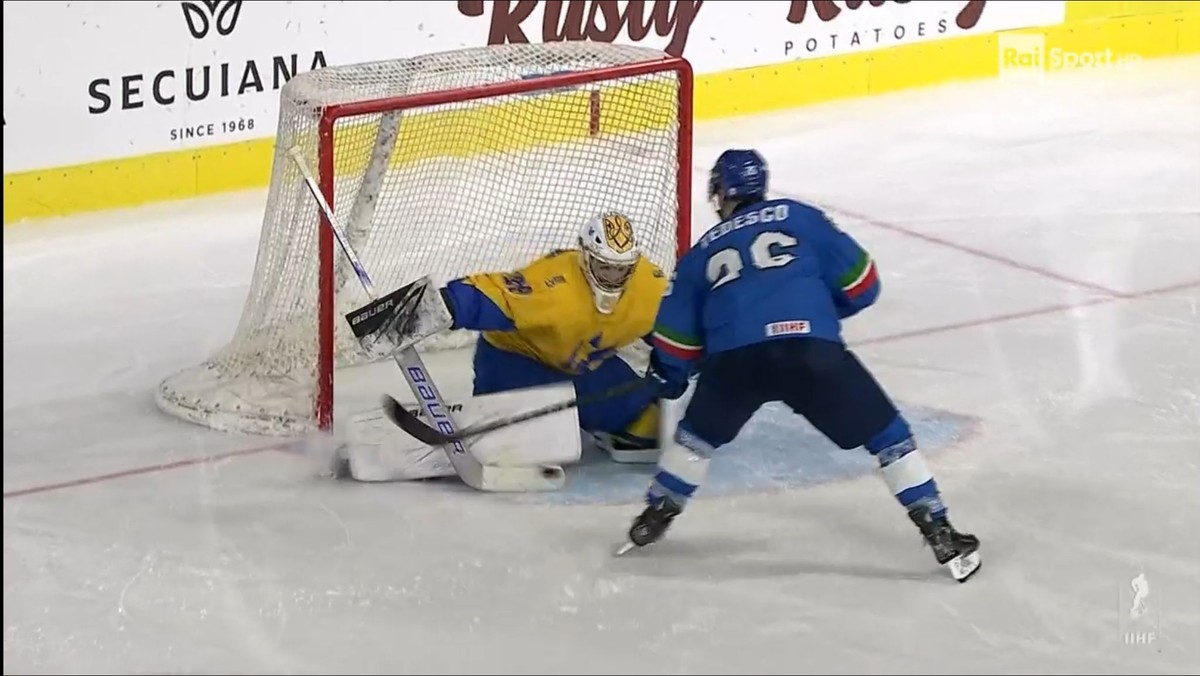 L'ultimo rigore azzurro di Tedesco parato dal portiere ucraino L'ultimo rigore azzurro di Tedesco parato dal portiere ucraino