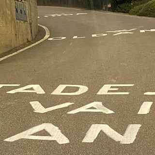 Ciclismo puro: una mano benevola chiede a Pogacar di non farli morire tutti sulla salita delle Cinque Piante che da Oltrona condurrà a Barasso. Più avanti qualcuno inneggia anche Renzo Oldani, patron della Binda