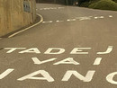 Ciclismo puro: una mano benevola chiede a Pogacar di non farli morire tutti sulla salita delle Cinque Piante che da Oltrona condurrà a Barasso. Più avanti qualcuno inneggia anche Renzo Oldani, patron della Binda Ciclismo puro: una mano benevola chiede a Pogacar di non farli morire tutti sulla salita delle Cinque Piante che da Oltrona condurrà a Barasso. Più avanti qualcuno inneggia anche Renzo Oldani, patron della Binda