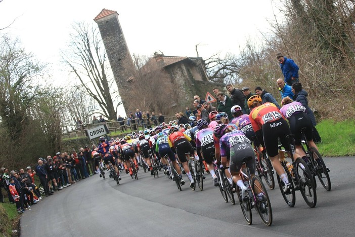 Lo spettacolo di ciclismo e folla sulla salita di Orino - foto Ossola