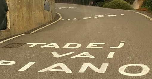 Ciclismo puro: una mano benevola chiede a Pogacar di non farli morire tutti sulla salita delle Cinque Piante che da Oltrona condurrà a Barasso. Più avanti qualcuno inneggia anche Renzo Oldani, patron della Binda Ciclismo puro: una mano benevola chiede a Pogacar di non farli morire tutti sulla salita delle Cinque Piante che da Oltrona condurrà a Barasso. Più avanti qualcuno inneggia anche Renzo Oldani, patron della Binda