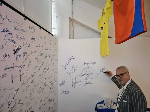 La firma di Tacconi al Pro Patria Museum. Poi le risate con gli ex compagni biancoblù La firma di Tacconi al Pro Patria Museum. Poi le risate con gli ex compagni biancoblù