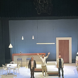 Tra risate e verità: il Teatro Manzoni chiude una stagione da record e sorprende con “Le nostre donne”