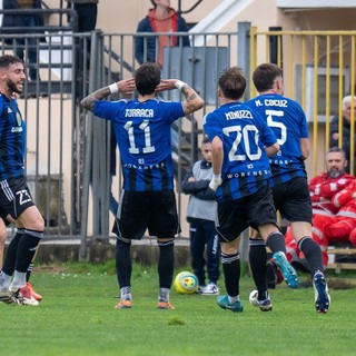 Torraca vuole sentire il boato del Chinetti dopo il fantastico gol del Fortunati contro il Pavia (foto Samuele Lucchi - Solbiatese Calcio 1911)
