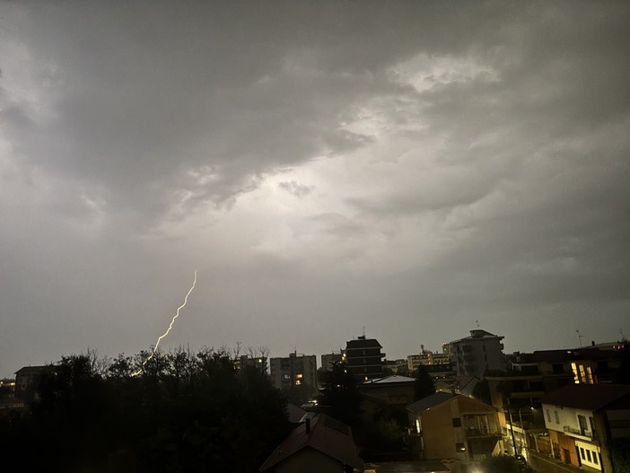 LA FOTO. E temporale sia.  Con sollievo per le temperature e un po' di emozione da bambini