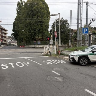 Camioncino abbatte una sbarra del passaggio a livello: treni bloccati nell'alto Varesotto Camioncino abbatte una sbarra del passaggio a livello: treni bloccati nell'alto Varesotto