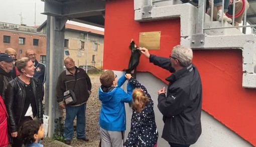 VIDEO. I figli di Gianmario Rossi inaugurano il nuovo campo da rugby nel nome di papà. «I giocatori come te non muoiono mai. Al massimo passano la palla»