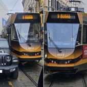 Milano, un’auto parcheggiata male manda in tilt i tram: tutti a piedi
