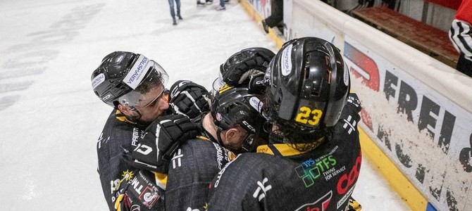 Gli immortali e capitan Vanetti stretti a Edo Raimondi un anno fa dopo gara 5 a Caldaro