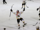 L'urlo di Dennis Perino, 20 anni, fa esplodere l'Acinque Ice Arena L'urlo di Dennis Perino, 20 anni, fa esplodere l'Acinque Ice Arena